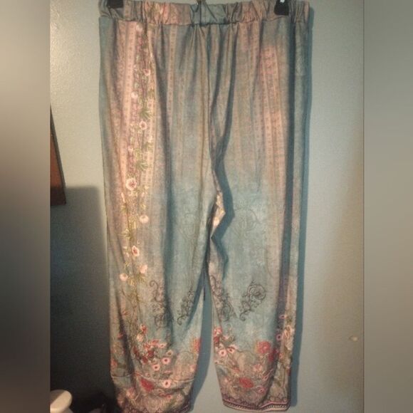 Elastic waist lace and floral cropped pants with pockets & scalloped hem… - Picture 2 of 9